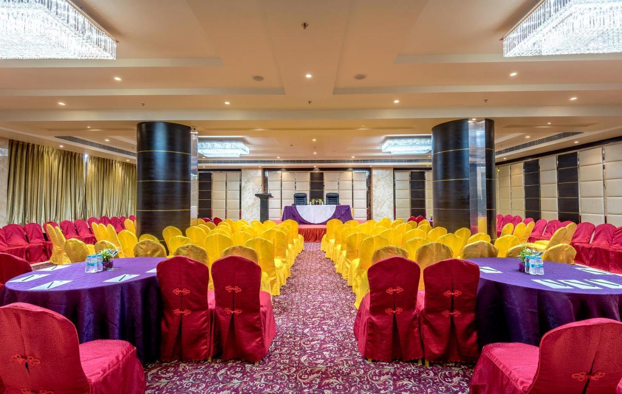Clarion Inn Jaipur Kukas Exterior photo