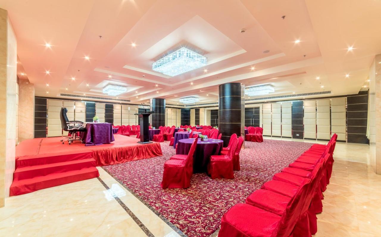 Clarion Inn Jaipur Kukas Exterior photo